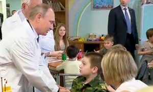 Путин пожал руку Ване Воронову, раненому в Донбассе