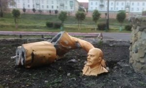 Житель Кузбасса сломал памятник Ленину из-за селфи