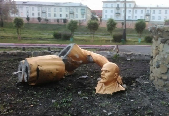 Житель Кузбасса сломал памятник Ленину из-за селфи 