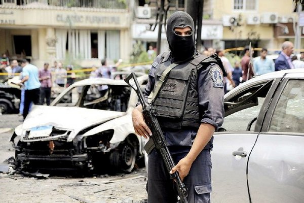 Три человека погибли при взрыве у полицейского участка в Каире 