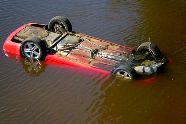 На Сахалине автомобиль с автоледи вылетел с дороги в реку, женщина погибла 