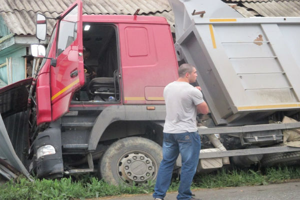 Водитель-наркоман на грузовике протаранил частный дом в Свердловской области 