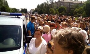 Уставшие от жестоких обстрелов дончане устроили пикет под окнами Захарченко