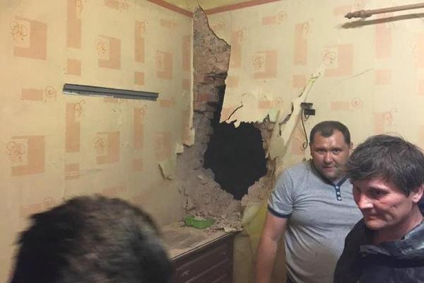 В Донецке снаряд пробил стену и залетел в квартиру 