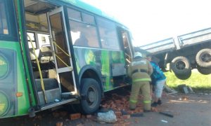 Врезавшийся в КамАЗ под Омском водитель автобуса перевозил пассажиров с нарушениями