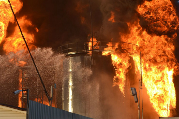 На горящей под Киевом нефтебазе гремят взрывы 