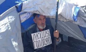 Около 100 неизвестных в масках разгромили палаточный лагерь протестующих на Майдане