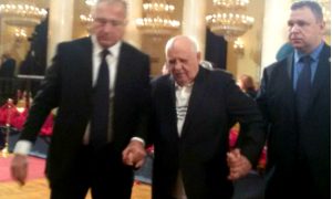 Горбачев с трудом подошел к гробу с Примаковым