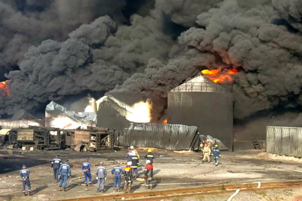 На горящей нефтебазе под Киевом обнаружены тела троих пожарных 
