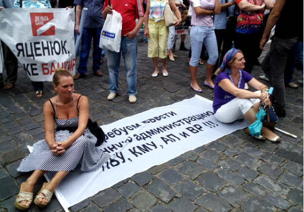 Активисты перекрыли улицы в Киеве и объявили сидячий протест 