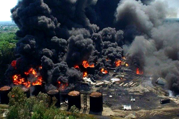 Горящую под Киевом нефтебазу отправили тушить пожарные танки 