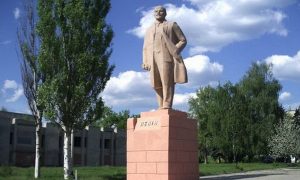 Памятнику Ленина в Харьковской области снесли голову