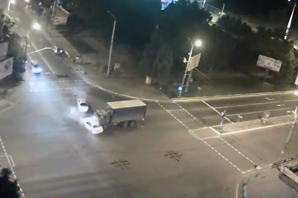 Накануне приезда Порошенко в Мариуполь военный КамАЗ протаранил иномарки