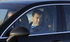 Медведев прибыл в Петрозаводск в сопровождении кортежа из 26 машин