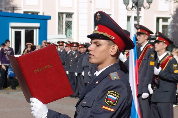 Полицейских сделают невыездными по закону 