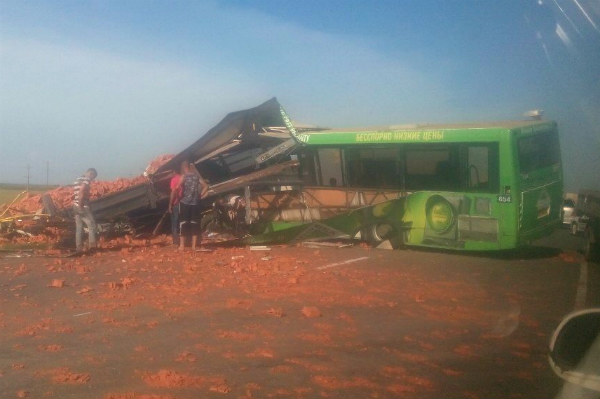 В лобовом столкновении автобуса и КамАЗа под Омском погибли 9 человек 