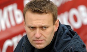 Навального забросали яйцами в Новосибирске