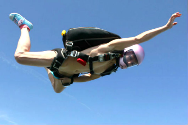 Впечатляющий стриптиз в воздухе совершила воронежская парашютистка