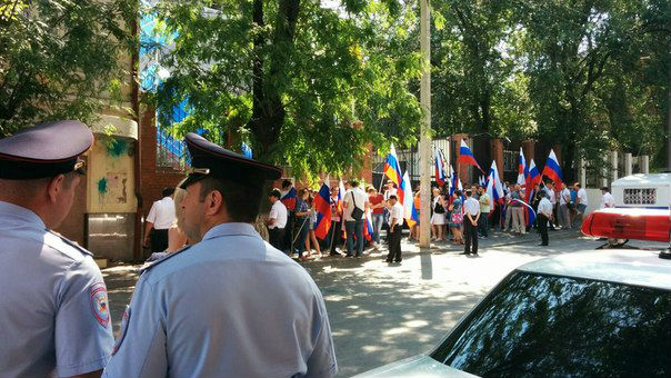 Сотни людей вышли на пикет к зданию генконсульства Украины в Ростове 