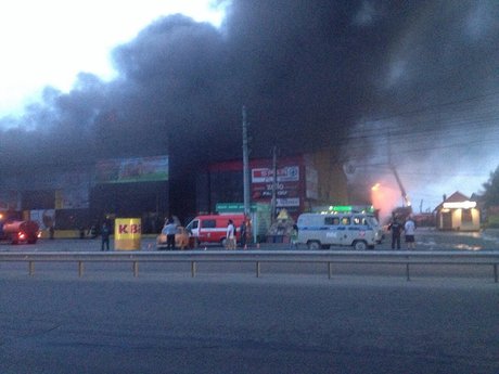 Пожар в торговом центре в Иркутске полностью потушен 