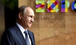 Путину в Италии подарили галстук в цветочек и дали попить кваса