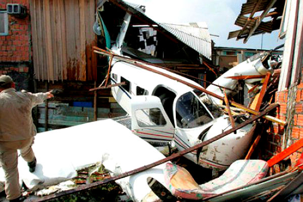 Легкомоторный самолет упал на жилой дом в США 