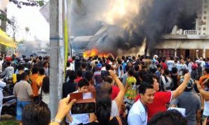 Военный самолет рухнул на отель в Индонезии, погибло 30 человек