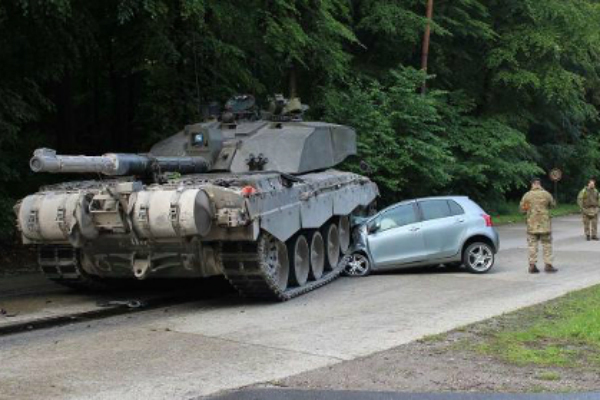 Британский танк раздавил машину на шоссе 