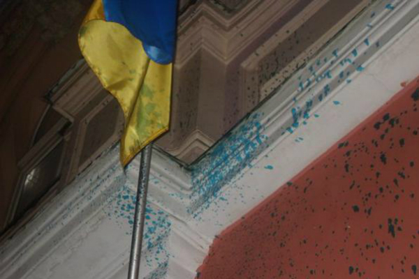Неизвестные атаковали генконсульство Украины в Ростове-на-Дону 