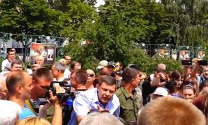 Захарченко на костылях пообещал протестующим жителям Донецка готовиться к наступлению
