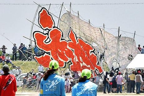 Гигантский воздушный змей рухнул на толпу людей в Японии 