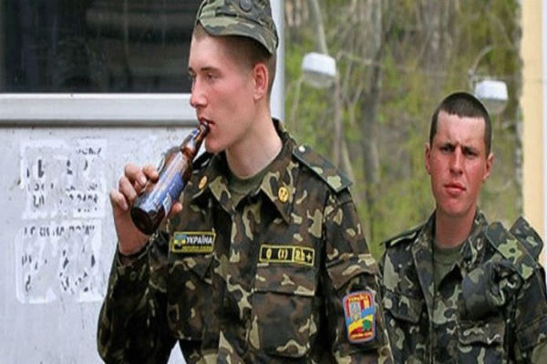 Волонтеры выяснили имена пьяных украинских офицеров, избивших женщину с ребенком 