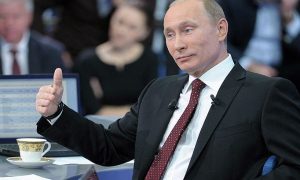 Путин: Властям удается удерживать курс рубля
