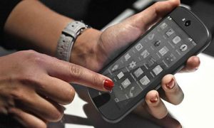 YotaPhone 2 появился в рознице