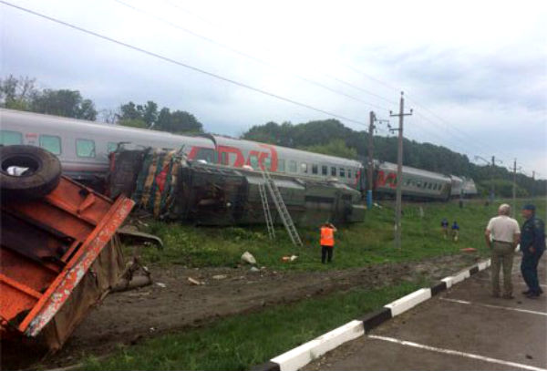 Поезд из Москвы столкнулся в КамАЗом на переезде в Белгородской области 