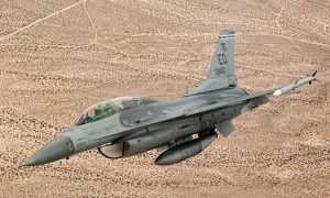 Американский истребитель F-16 врезался в легкомоторный самолет