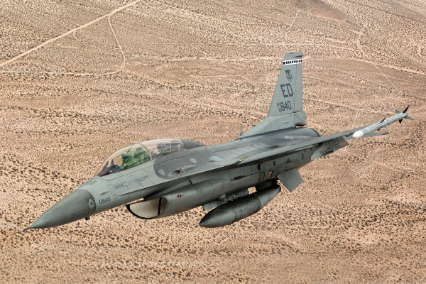 Американский истребитель F-16 врезался в легкомоторный самолет 
