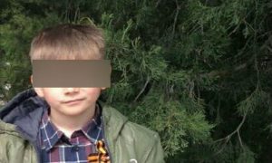 В детском лагере жестоко издевались над 8-летним мальчиком