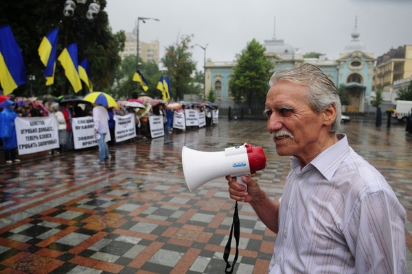 Сотни запорожцев устроили митинг у Верховной Рады Сотни запорожцев устроили митинг у Верховной Рады