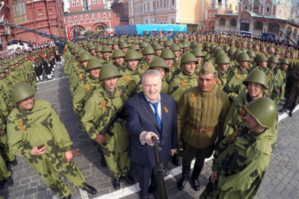Жириновский предложил штрафовать за опасные селфи 