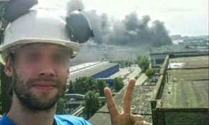 Селфи на фоне охваченного огнем ЗИЛа сделал рабочий завода