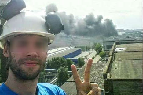 Селфи на фоне охваченного огнем ЗИЛа сделал рабочий завода