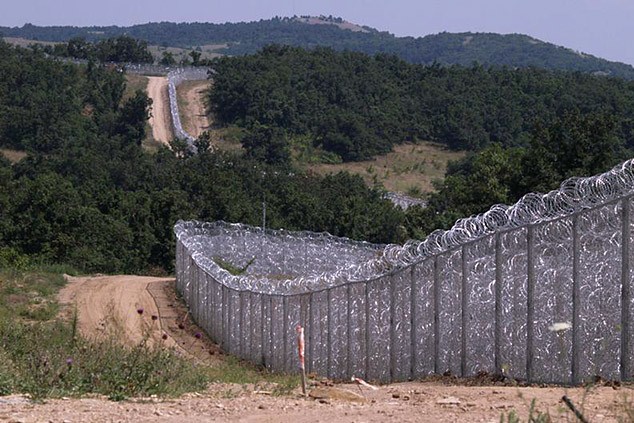 Вслед за Венгрией и Болгария строит стену от мигрантов 