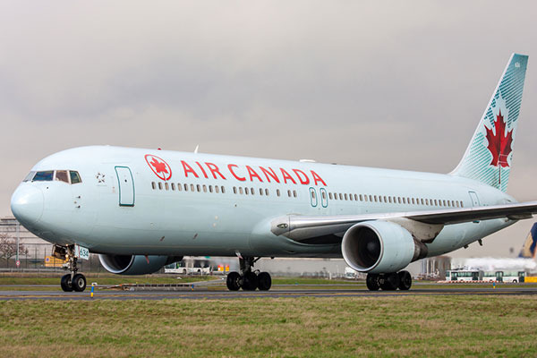 Из-за угрозы взрыва с борта канадского самолета сняты более 100 пассажиров 