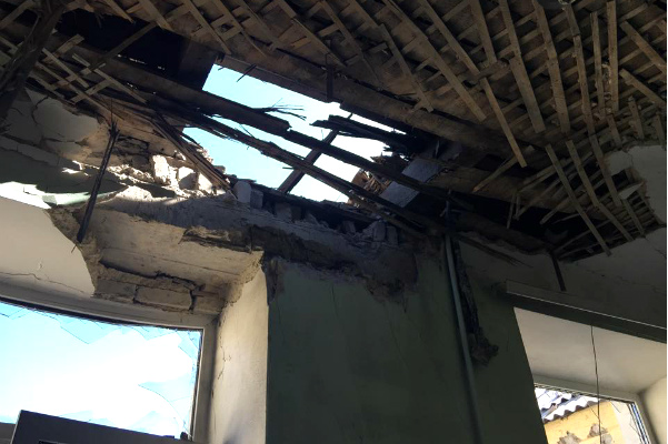 Массированный артобстрел Донецка разрушил жилые дома, магазины и больницы 