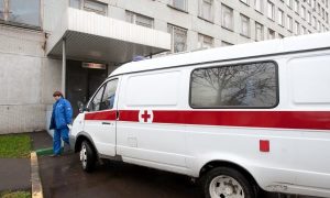 Автомобиль влетел в остановку под Псковом: три человека погибли