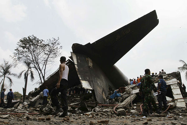 В результате крушения самолета в Индонезии погибли более 140 человек 