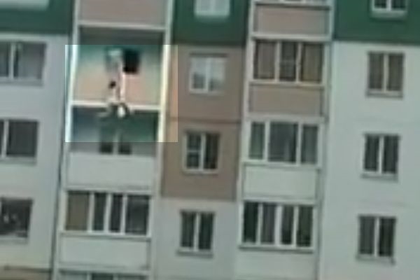 Обнаженная девушка сорвалась с 5 этажа, спускаясь по простыням в Омске