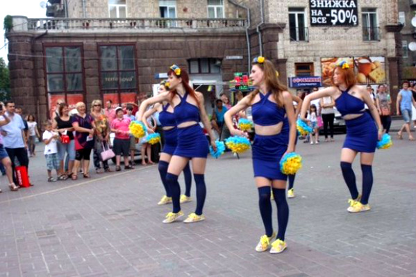 Симпатичные украинские панночки оригинально поздравили Януковича с юбилеем 