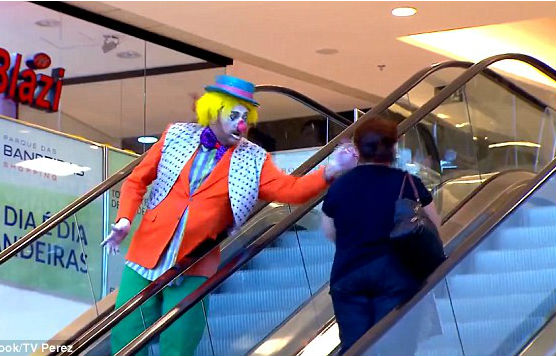 Драка клоуна и бразильянки в торговом центре рассмешила Интернет